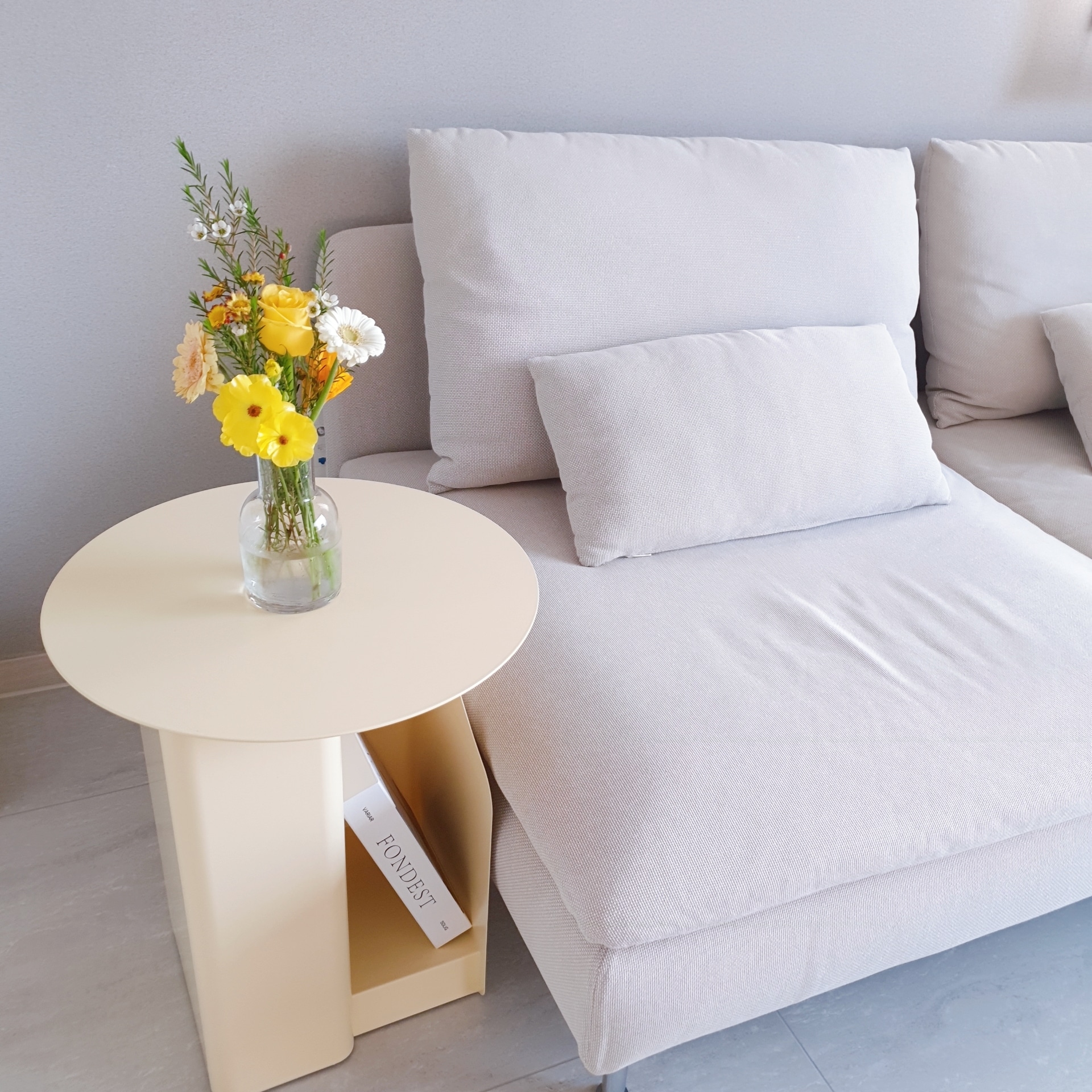 Round Side Table with Built-In Bookshelf user photo