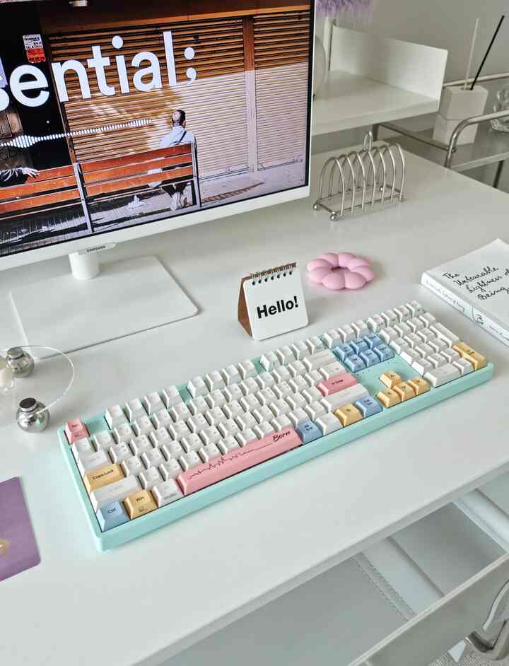 白を基調としたホームオフィスの書斎、清潔感のあるデスクと多彩なキーボードが配置されたシンプルでモダンな作業空間