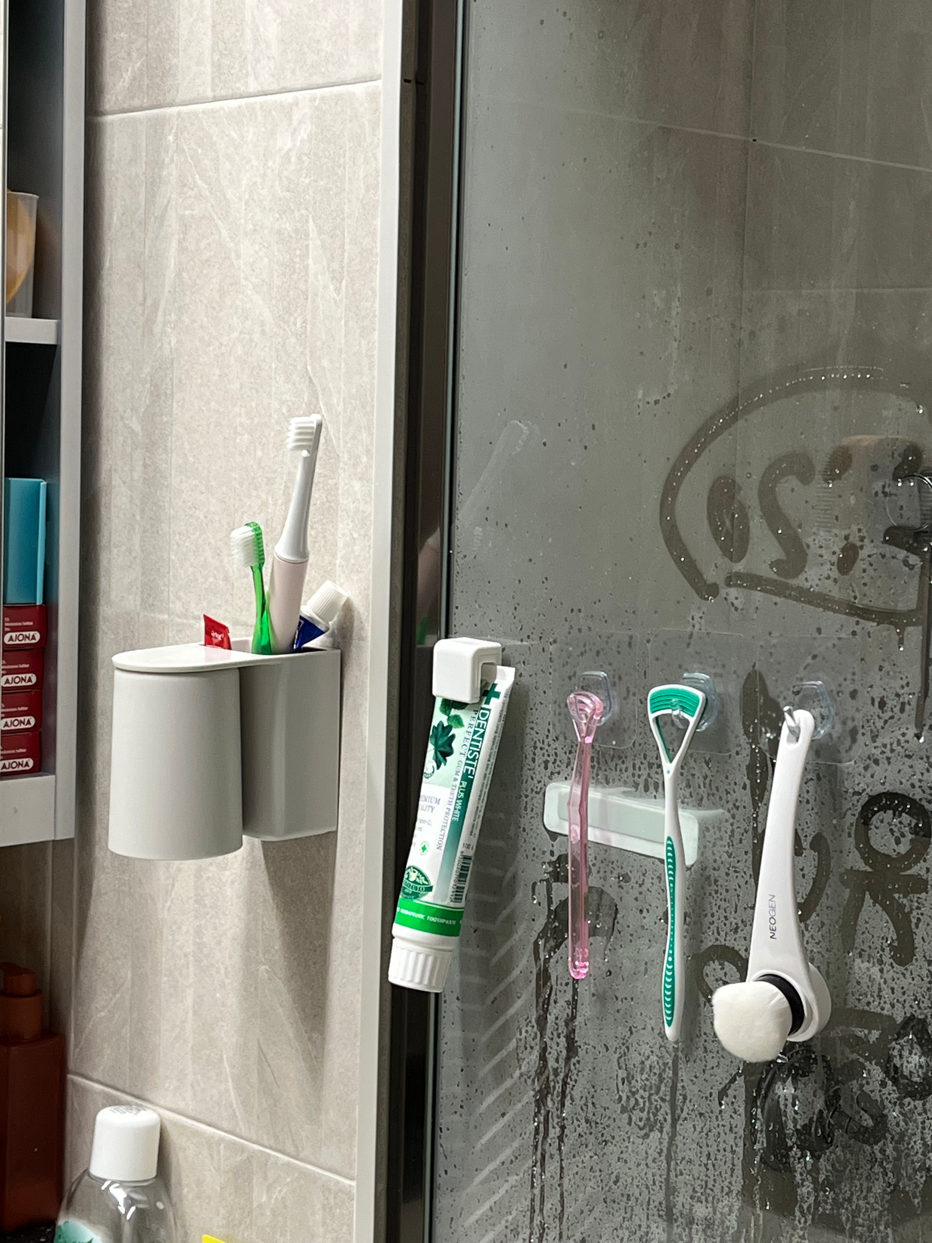 Upside-Down Magnetic Bathroom Organizer Set user photo