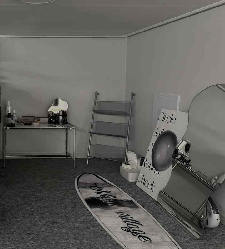 グレーの床と金属の棚が配置されたミニマルでコンパクトな狭い部屋のインテリア