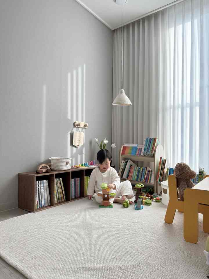 明るいホワイトとナチュラルカラーの子供部屋、遊具で遊ぶ子供がいる居心地の良い整理されたインテリア