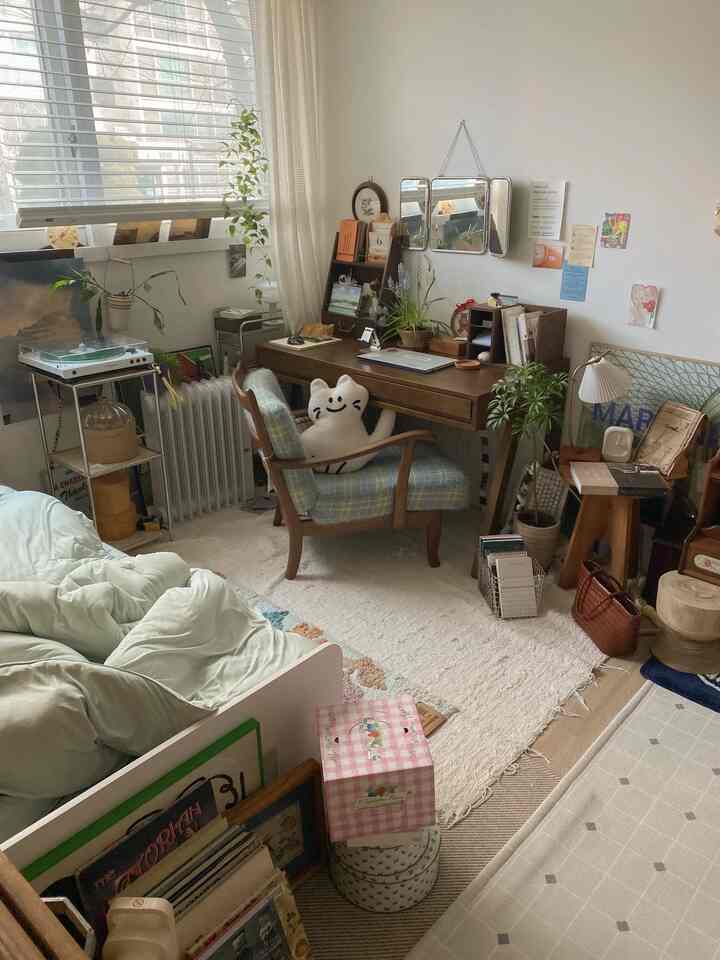 今日は曇りですが、撮ってみましょう。

ピンクチェックのツーサムケーキボックス 
とてもかわいいので捨てません💗


。


。  #이불 #커튼 #화분 #조화 #블라인드커튼 #체크커튼 #식물등 #벽선반 #빈티지가구 #안젤리아나호야 #홍콩야자