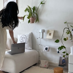제품제공.
얼마 전 올렸던 책장,, 다들 너무 예쁘다구 🌿
아기방 꾸미기로 전면책장으로도 쓸 수 있지만
이렇게 거실에,, 선반으로도 쓸 수 있지요:) 
다시 거실 사진 찍을 수 있어 열심히 데코하고
맘에 들어서 찰칵 찰칵 📷
투명 아크릴선반이라 넓어보이는 효과도 있어서
좁은 집 인테리어 용으로도 좋을 것 같아요! 
근데 홈런이가.. 지 책 보다 인테리어용 책을
더 만지네요 뭐야 너,,, 🤔 
/ 알죠? ㅎㅎ사진찍고 다시 홈런이 책으로 바꿨슴다 ㅎㅎㅎㅎ 엄마의 취향과 아들을 위한 배치의 조합😇
#아크리코 #북선반 #아크릴북선반 #전면책장 #책육아 #아이방인테리어 #거실인테리어 