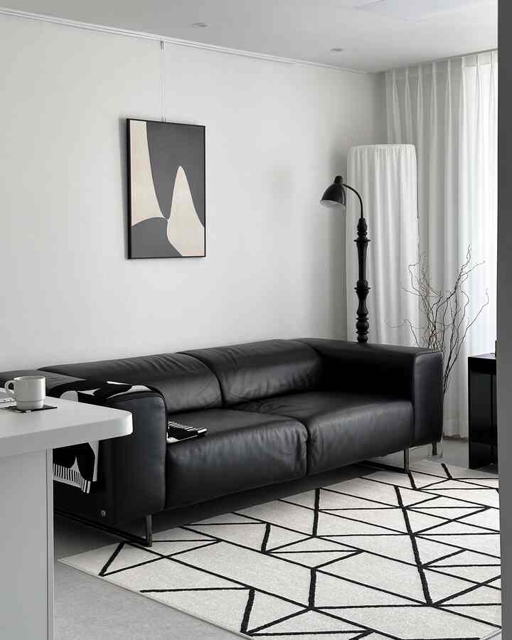 ポスター額縁一つでギャラリーのようになった我が家。

安定感と静けさを与えるような感じの端正なポスターです。 

ソファ、照明とよく合い、元々あった額縁のようです。 🖤

🏷️@studioboni_h 
テンゴルポスター（50x70）+ブラックフレーム

＃製品協賛＃ポスター額縁＃スタジオボニー＃インテリア 
＃フレーム＃デザインポスター＃ポスターインテリア＃リビングインテリア 
＃家の装飾＃インテリアアクセサリー＃ホームスタイリング＃ホームデコ 
＃イラストポスター＃大きな小道具＃グラフィックポスター＃今日の家 
#poster #gallery #ブラックインテリア #モノトーンインテリア