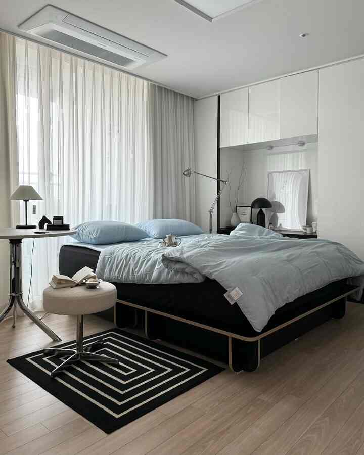 ブラックカラーのベッドは初めて使ってみるのにデザインがユニークでシンプルなので、どんな空間にもよく似合いそうですよ🖤

部屋の雰囲気に応じて感じのある空間で飾ることができると思います 🫶🏻
全体的に頑丈でコーナー丸め処理が細心してもいいですね:)

安定感のある高さなので、子供部屋やゲストルームに置いてもいいと思います！ 
かさばらず組み立てが簡単なので、一人暮らしの人にも大丈夫でしょう:) #맞춤침대 #원룸침대 #룬드침대 #누어침대 #누어 #침실꾸미기 #침실인테리어 #침실공간 #드레스룸꾸미기 #블랙엔화이트인테리어 #블랙엔화이트 #거실꾸미기 #예쁜침구 #침실선반 #수납장 #오브제 #신혼집 #거실스타그램 #화이트인테리어 #집꾸미기 #홈스타일링 #거실인테리어 #홈스윗홈 #home #interior #bedroom #bedroomdesign