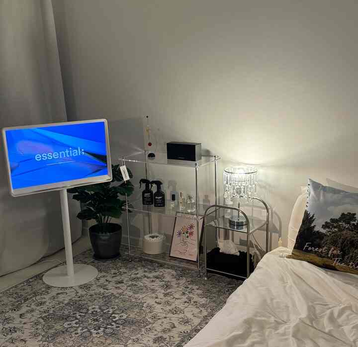 ホワイトと透明素材が調和したミニマルな寝室、柔らかい照明とすっきりとした家具配置が印象的なインテリア