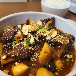 #나만알고싶은맛집 #경주 #황리단길 #취향가옥
소갈비찜 고기 부드럽고 찐한 양념이 맛있어요 :)