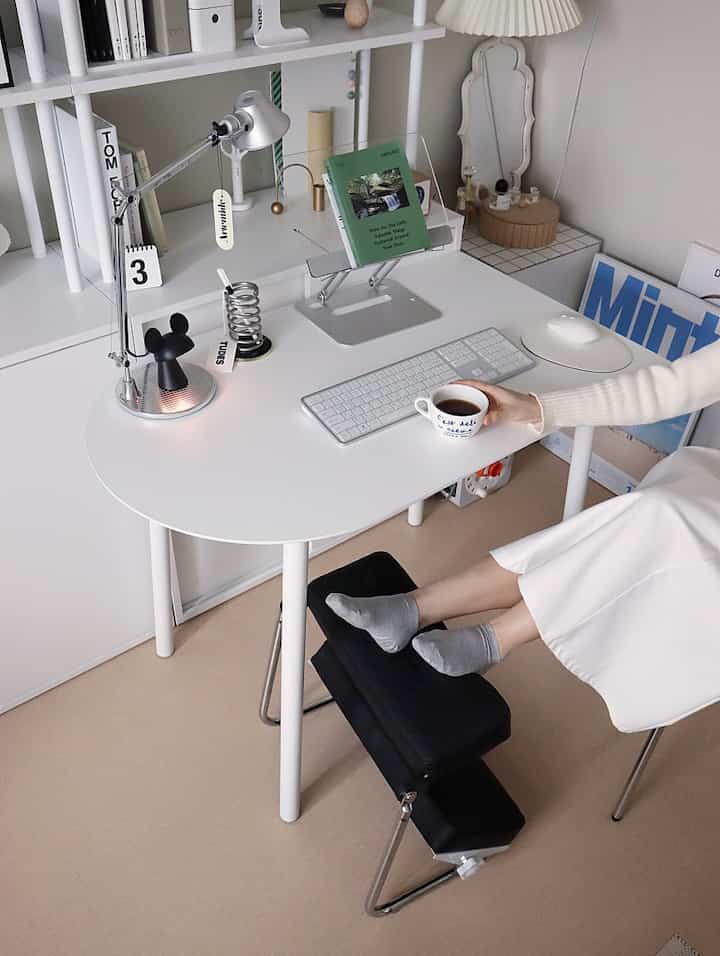The sorrow of short legs^^ My desk and chair are high, so my feet can't touch the ground.
I put a footrest on my desk and it's so comfortable.
It's good because it can be adjusted to two levels!
When I sit for a long time while working on the computer, my legs swell upㅜ
I put a footrest on my desk and it helps my blood circulation and helps me maintain a good posture when I sit on my chair.
#MeTooCreator #책상발받침대 #발받침대 #발받침 
#2-stage footrest #책상발판 #사무실발받침대 #다리거치대 
#HomeOffice #홈오피스인테리어 #책상꾸미기 #책장 
#DeskInterior #데스크테리어템 #예쁜템최고야 
#MutualFollow #데스크테리어족