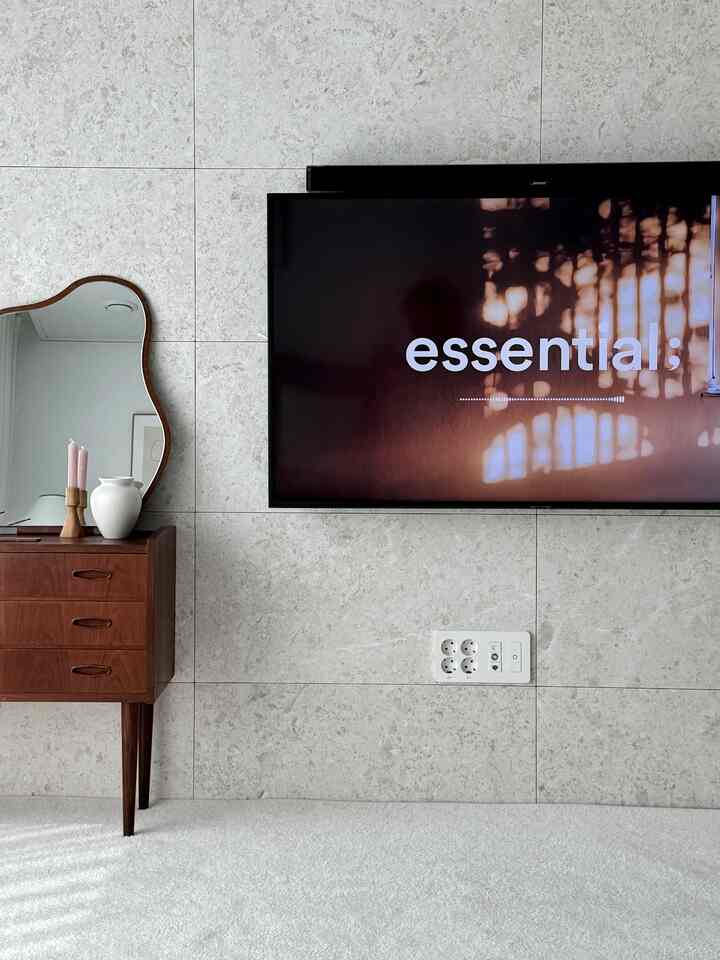 生活の質はボスサウンドバーの使用前後に分かれています。 
bose smart ultra soundbar🔊

[デザイン]
ブラックのテレビフレームと1セットのようにすっきりしています。 
無駄のない滑らかなデザインで 
どのインテリアにもよく合いそうです。 

[設置方法]
テレビがなく、壁がこの穴が負担になると 
アートウォールの隙間にはめ込んで固定する「ブラケット」をお勧めします。
ただ、私の家はブラケットの取り付けが難しかったです。
手品売って調べたのがまさに「TV上段棚」です。
滑り止めパッドがあってわざわざ押さない限りしっかり固定されます。 
その後、テレビとケーブルを差し込むだけで設置終了！ 

[機能]
実際に一番重要なのがまさに「サウンド」機能です。 
ドルビーアトモスが搭載されたボスサウンドバーは、他のブランドが真似もできないほど高いクオリティのサウンドを再現しています。 
楽器、音声、効果音がそれぞれ別々に伝わるので、映画館に劣らない空間感を感じることができます。 
頭の上でも音が聞こえる体験ができます。壮大さそのもの！ 

[ユーザーレビュー]
✔️映画、ドラマを浮かべてスマートフォンを見ながら時間を泣く人！   
✔️大使がよく聞こえないので字幕を浮かべて見る人！ 

ボスサウンドバーは完全にお勧めします🔊 
サウンドバーがないときは必要性を感じませんでしたが、
今はサウンドバーのないテレビの音は苦しいです。 

乾燥機、食洗機、ロボット掃除機の後をつなぐおすすめのテムみたいです。 
なければ必要性を感じられないが、一度使ってみると生活の質がバッチリ！上がるそんなおすすめのテム🖤 

＃五感レビュー＃製品提供＃ボス＃ボスサウンドバー＃サウンドバー＃ボーズ＃ボススマートウルトラサウンドバー＃新婚旅行のインテリア＃リビングルーム＃メイド＃新婚夫婦日常 