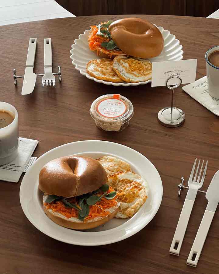 🥯プレーティングはとても難しいです：（

あまりにも遅く刺さってしまった「にんじんラペ」と「キャベツラペ」
ベーグルに入れて食べるので、

ラペは当然..完成品..で購入
作る自分がいないからｗｗｗｗｗｗｗ

ベーグルは一度普通のベーグルでしたが、
私は全粒小麦のベーグルをとても締めています。
後で全粒小麦のベーグルに交換してよく食べると思います！
マトトゥリュ、、🤍

とにかくプレーティングも難しく、
食べ物の写真を撮るのは難しいです。

時にはホワイトテーブルがグリップします。
木は難しいです。

。

＃ベーグルサンドイッチ＃ニンジンラペ＃ニンジンラペサンドイッチ＃ブランチグラム 
#テーブルウェア #テーブル設定 #週末ブランチ #ブランチ作成 #ブランチタイム
＃シラクス＃シラクスメープル＃ホームカフェ＃ホームブランチ＃ホームカフェレシピ＃ホームカフェ遊び
#tableware #tabledecor #homebrunch #homecafe #homeinterior 
＃ウッドインテリア 