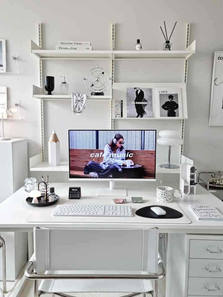 明るく白を基調としたホームオフィス、整然と配置された白いデスクと棚があるモダンなインテリア