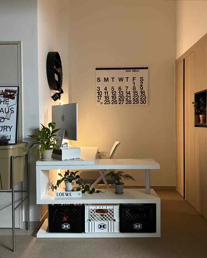 白と木目調が調和したワンルームの書斎、シンプルなデスクとチェアが快適なホームオフィスの雰囲気を演出している