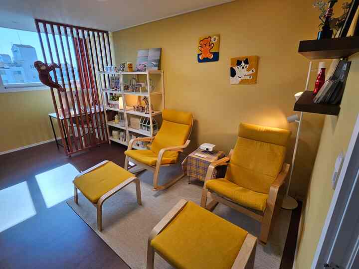 黄色と黄色のコンセプトの黄色い部屋は私の家の趣味の部屋であり映画館です。
イケア振り子ポエンとバルスツールを置いて向かいには
ビームプロジェクトで映画を見ることができるようにスクリーンを設置しておきます。

ウッドレイパーティションで空間を分離する
机とコンピュータを置き、コンピュータと趣味の部屋の小さな空間分離〜

テレビで見るよりも、私たちの映画館でビデオを見るのは
はるかに集中力も高まり、映画鑑賞する蜂蜜ジャム！

黄色の壁に塗りつぶして、より暖かくて暖かい感じ
部屋の1つあたりはポイントを持って色感を使ってみることをお勧めします。💛

#ウォームトンインテリア 
＃趣味の部屋＃趣味の部屋のインテリア＃趣味の装飾＃黄色のインテリア＃黄色＃黄色のインテリア＃黄色のインテリア＃映画館＃映画鑑賞＃映画室