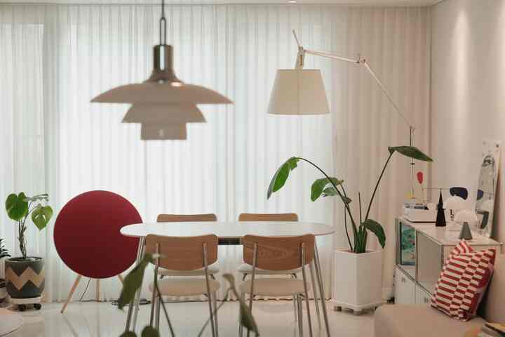 #30평대 #거실서재화 Table recommendation for 📚

#ING Furniture
#Ceramic Table
#4-person Dining Table

There is a separate study space for a 6-year-old child,
but when he does homework, crafts, or plays,
he likes to spend time in the living room or at the dining table with his mom and dad.

That's why I considered #거실서재화

It's not a perfect study room without a TV,
but I was looking for a table where the three of us could sit together and do various things,
and ING Furniture's Reven Ceramic Table (chrome legs) came to the Seohaus living room!

It is a structure that uses a ceramic top that is resistant to contamination and scratches and is durable, so there is no need to worry about it falling due to its heavy weight😊

The Lund Chair that I chose as a dining chair has a soft leather seat, and the angle of the backrest is comfortable for both adults and children, so it is very comfortable to sit on👍🏻

My child said that it is better and more comfortable than the dining table and chair that he used at home, and he spent a lot of time here eating snacks and doing homework as soon as the dining table was delivered😊

If you are looking for a suitable table for your living room study,
consider the ING Leben dining table😉

#30-pyeong interior
#living room
#dining table
#with family
#family room
#living room lighting
#Artemide
#Tolomeo
#living room speakers
#Bang & Olufsen A9

#usm
#I am also a creator
#mutual follow