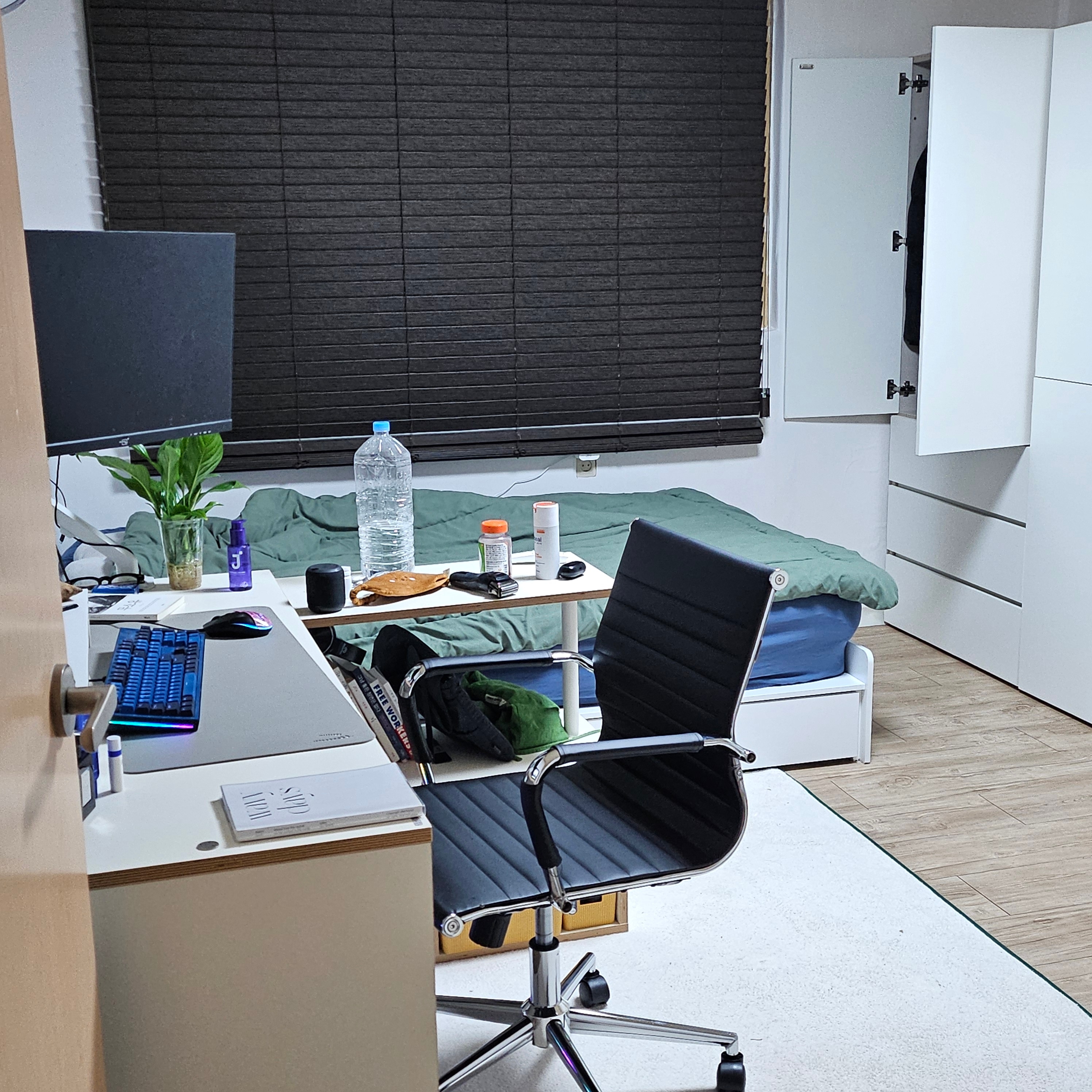 Bridge E0 Corner Desk & Bookshelf Set user photo