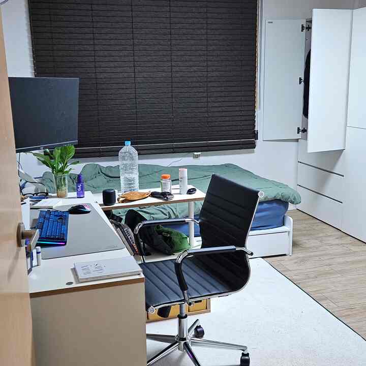 White and wood-tone 6-tatami small room featuring desk and blinds in a home office setting