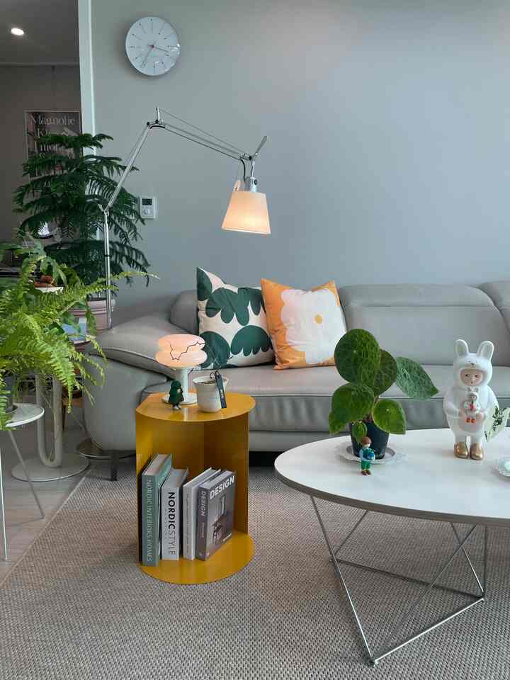 #오늘장면한컷
私の庭に色を塗る!!!!💛
4月の始まりと一緒に春の庭園をもっと明るくする 
バナコのサイドテーブルをご紹介します。 
おじいちゃんらしくジュンピックは黄色でしたね。💛
甘くてきれいなのはおまけです。 
ポイントインテリアでこれよりもいいとは思えませんね..😘
小道具ひとつで春の気持ちを賭けるのはとても簡単でしょ？😎

簡潔なデザインのスチールサイドテーブルで国内製作です。
繊細なディテールとカラフルな色味が込められて 
どんな空間でも独歩的なポイントでグッドグッドグッド～☝🏻☝🏻☝🏻
テーブル下部空間は収納も可能です。 
ソファ、スツールと密着して使用も可能なのでもっと良いです。
ビビッドな色感が多すぎて 
お別れで収蔵し、オープンな製品ですよ。

キラキラ輝く4月お過ごしください!!🤍

#バナコ
#BANACO
#バナコサイド
#ミッドセンチュリー 
#カラーインテリア 
#小物インテリア
#サイドテーブル
#ホームテリア
#家 
#ホームスタイリング