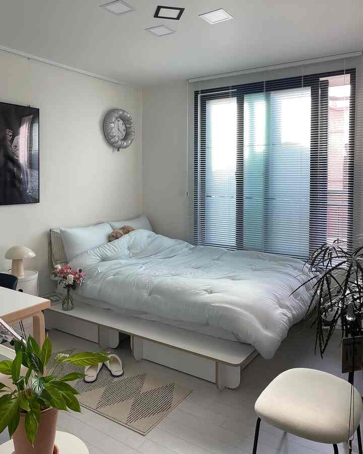 #製品協賛 

今日の日差しも良く、気分もいい。 
 
SDマットレス（幅1200mm）を使用中なので、ゆったりとしたQサイズフレームで選んでみました。ゆっくりとサイドスペースができてサイドテーブルがもう一つできた気分です。寝る前に本や携帯電話などを載せておくのにぴったりです！ ✨

しっかりした足と細心のコーナーラウンディングのデザインは、安定感のある高さでベッドから降りてくると、とても楽な感じでした。仕上げ処理も安全に設計され、子供から大人まで使いたいと思います👶🏻

寝室アルテックテーブルのホワイト＆ウッドでトーンを合わせてホワイトに選んでみましたが、空間もより広く見え、寝具も際立って一石ですね…。 ！ 5色（ホワイト/ブラック/サンドベージュ/バターイエロー/ブルー）でボーダーカラーの組み合わせもきれいで、自分だけのムードに合わせて個性ある空間で飾るのがいいと思います🤍

今春はルンドベッドとしてきれいで広く活用してみるべきです！あなたがユニークでシンプルなベッドを探しているなら、この製品をお勧めします！ Good Night 🧸

＃ルンド＃ベッド＃フラットベッド＃シングルベッド＃ワンルームベッド＃ルーンベッド＃ベッドルームインテリア＃ベッドルーム＃ベッドルームの装飾＃ベッドルームスターグラム＃ベッドルーム家具＃ベッドルームスタイリング＃ホームスタイリング＃ベッドフレーム＃bedroomdecor＃bedroom＃bed＃bedroomdesign＃ furniture 