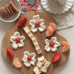 #신혼은뭐먹집
Flower chesse brunch🌸
다들 봄꽃 즐기시고 계신가요??
창밖을 보니 저희동네에도 꽃이 가득 폈더라구요!
그래서 오늘은 좀 특별하게 홈브런치에도 꽃을 추가해봤어요🫶🏻
과일이랑 치즈로만 했는데 여기에 견과류까지 같이 두면 더 맛있겠더라구요ㅎㅎ 먹다보니 이건 와인이랑도 찰떡이겠다 싶음🍷
다음번엔 안주 셋팅으로 만들어 보는걸로🙌🏻
.
.
.
#홈브런치 #홈카페 #브런치 #brunch #안주 #와인안주 #홈쿡 #화이트우드인테리어
#인테리어소품 #화이트인테리어 #북유럽인테리어