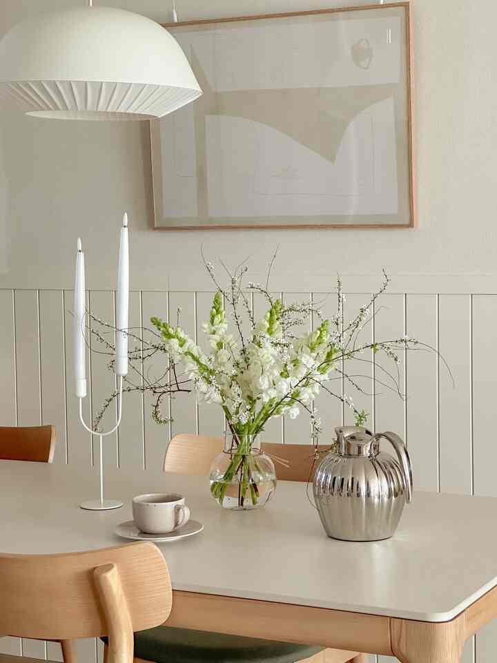 #セルフインテリア

ダイニングテーブルウォールルーバーボードでセルフインテリア成功🤍

ダイニングテーブルに座ると、いつも後ろの壁が虚戦でいつか塗られていましたか
ポイントの壁紙が必要だと思いましたが、最後にルーバーボードでセルフ 
商品が出て、施工してみました🫶🏻🫶🏻

壁紙にすぐ貼るので失敗すれば元に戻せないので心配したけど 
いつも自分でやってみるととても簡単で大変な心配😂

完成したら、
感動の呆然としたんですよ🥹

食卓で食べるたびに感心しています🤍

製品情報
🏷️ルバボード自作@yoonsom._.story 
🏷️ムーアセラミックダイニングテーブル＆ルーン原木椅子 - スローアレ
🏷️ ベルナドット・ボオンジャーグ - ジョージジェンセン
🏷️ノルデンキャンドルスティック - スカンジリビング
🏷️ ブライトLEDキャンドル - スカンジエッセンシャル
🏷️ガラス花瓶 - エルンスト
🏷️フラックカップとソーサー - スカンジリビング

。
。
。

＃北欧インテリア＃ウッドダイニングテーブル＃ウッドセラミックダイニングテーブル＃ホワイトインテリア＃ホワイトウッドインテリア＃インテリアアクセサリー＃セルフインテリア