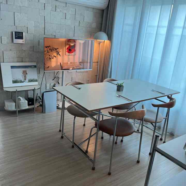 白と木目調が調和したミッドセンチュリーモダンのダイニングルーム、清潔感と自然な雰囲気のインテリア