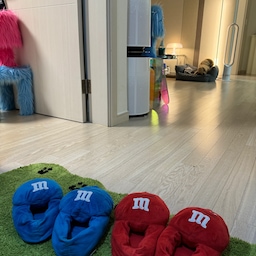 현관-
저희 집 들어오면 현관에섭 보이는 첫번째 뷰에요 ㅎㅎ
m&m을 참 좋아하는데 어릴적 뉴욕 m&m스토어에서
너무 맘에들어 컬러별로 왕창사서 한국들어왔는데
하나씩 다 선물주고 두켤레 간직하고있어요 ㅎㅎ
저희집 현관을 빛내주는 발매트는
#가르송티미드 제품이에요!
거실-
제가 하늘색을 좋아하는데
꾸미다보니 거실이 블루블루 하네요! 
저의 취향이 너무나 묻어다는 거실..... ㅎㅎ
드레스룸-
그다음은 저의 드레스룸이에요!
쇼룸 처럼 유니크하게 살리고싶어서
컬러를 다양하게 사용하려고 노력해봤어요!
화장품 두는 협탁은
샤넬 박스 대충 쌓아 포인트를 줘봤어요!!
#fatboy 조명은 제가 제일 애정하는 잇템이에요! 
빨간색 네임표를 딸깍 거리며 집아당기면 불이켜지는게
너무 맘에들어요!!
