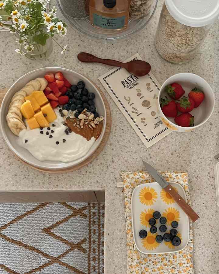 Di pagi hari, saya membuat piring pagi berisi yogurt Yunani dan buah💓 #신혼은뭐먹집 #맞팔 #그릭요거트 #모닝루틴 #과일플레이팅 {5 #Interior dapur } #주방수납 #발뮤다공기청정기 #회전트레이 #정리함 