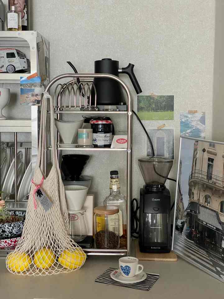 #나도크리에이터

突然フックの暑い天気にアイスアメリカーノの濃厚な一杯飲んですぐに夏が来るような空気を感じているんですよ😎
私の最愛の空間であるホームカフェゾン☕️🖤
キッチン壁面のヨーヨースペースもとても良いですが、 
しっかり立てておいてもスタイリッシュなスチールキッチンラックとスチール棚まで！ 
ふと写真を見たらコーヒー一杯を下ろそうとしても感性あきらめ ☕️

🏷️写真製品
🤍フェローコーヒーポット：あなたが望む温度で正確に水を沸騰させることができます！ 1度ずつ調節可能で温度を維持し続けることができ、ミルクポートとしてもいいと思います！ 
🤍必要な太さを選んで豆を涼しく素早く交換する baratza  #주방인테리어  #홈카페존  #드립커피 #homecafe #kitchenstyles #ホームカフェ #キッチン