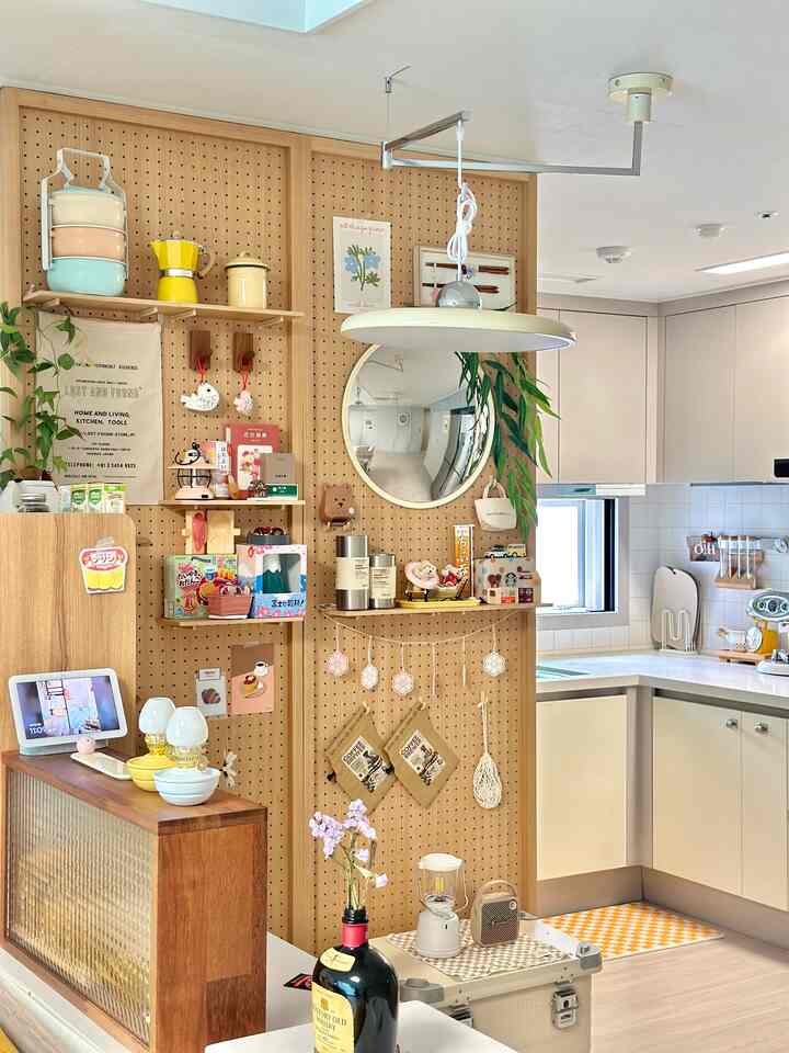 一年中着実に私の母はガッチャと小道具です
久しぶりに棚を飾る🐻‍❄️
なぜあのチューブが熊石にぴったりなの……！！🏖️😊

これまでシーリングファンも設置し、  #일본여행 #가챠 #ガチャガチャ　 #오하우스 #거실  