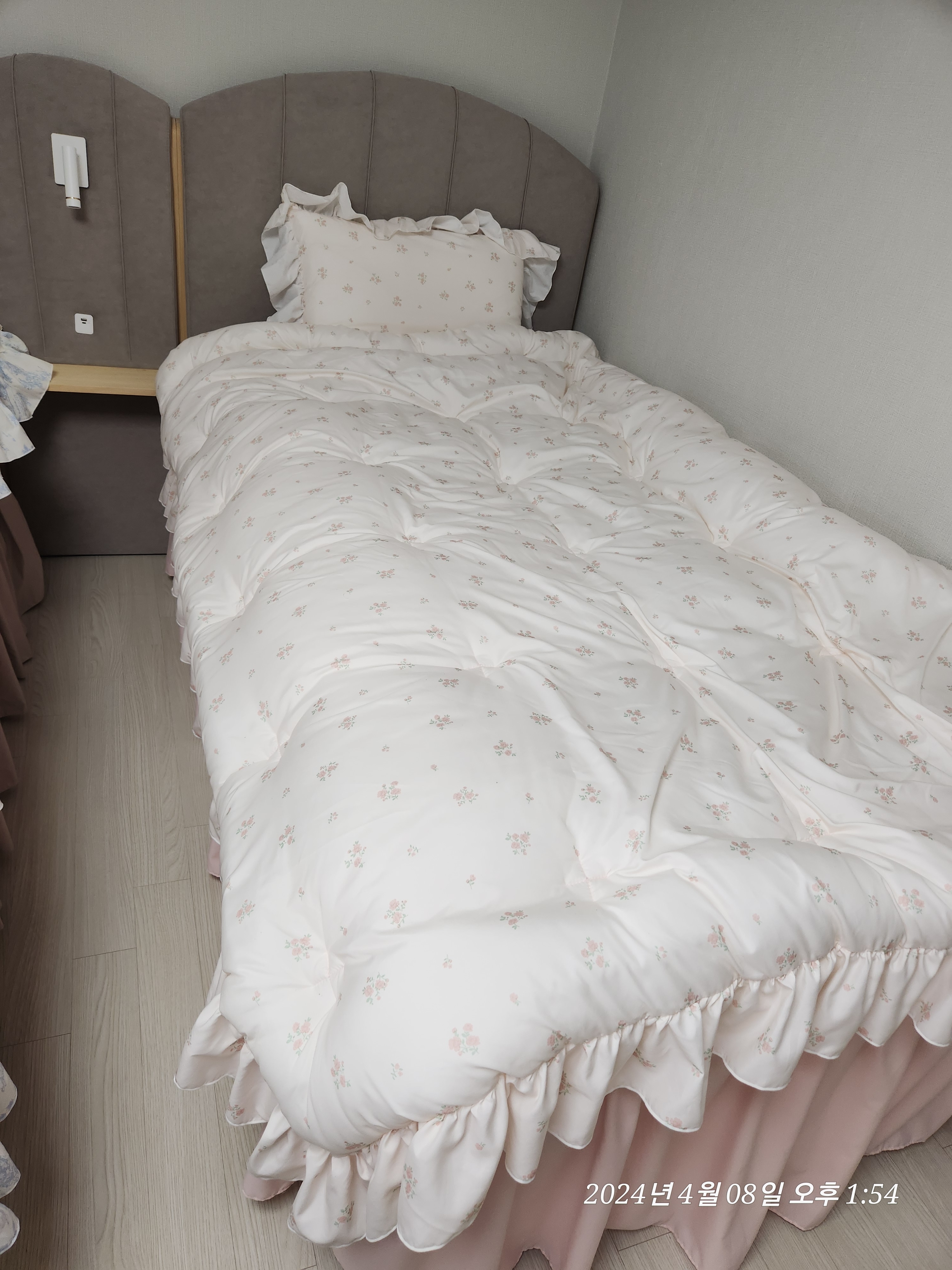 Hotel Style Dust Free Frill Comforter user photo