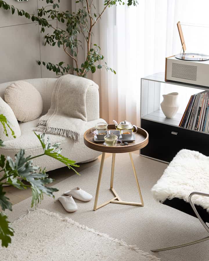 White and beige toned living room featuring a Talo리피 snug sofa and side table in a natural, cozy setting