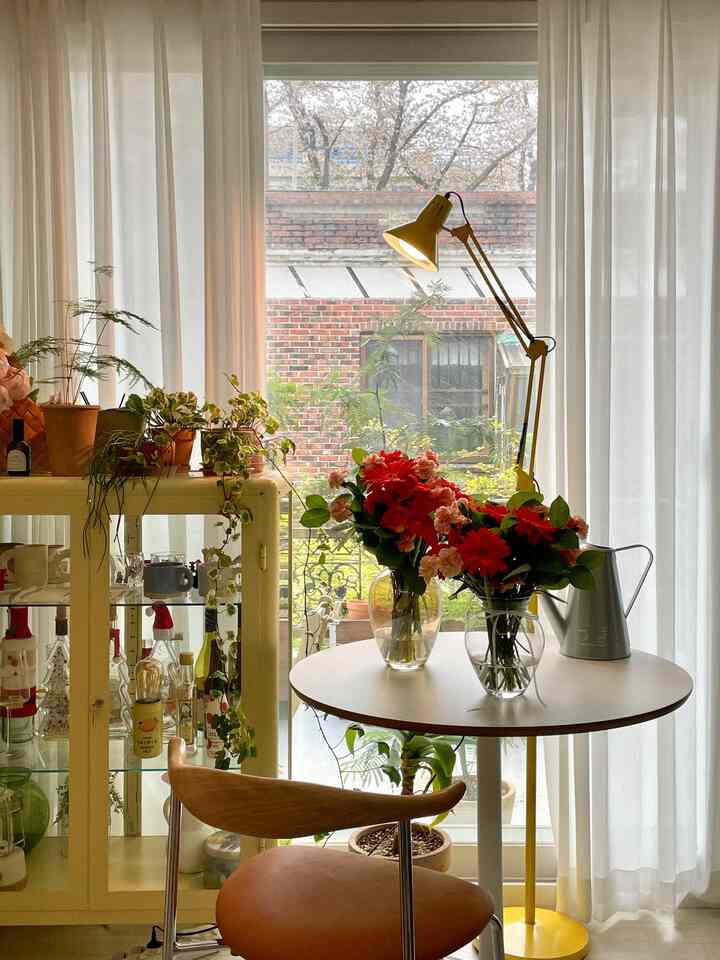 Meskipun hari berawan, ruangan ini tetap terang dengan vas bunga. #오늘장면한컷


#Interior ruang tamu #거실테이블 #원형테이블 #이케아장식장 #파브리셰르 #마켓비조명 #화병꽂이 #화병인테리어 #이케아인테리어 #이케아 #주택인테리어 #주택 #주택살이 