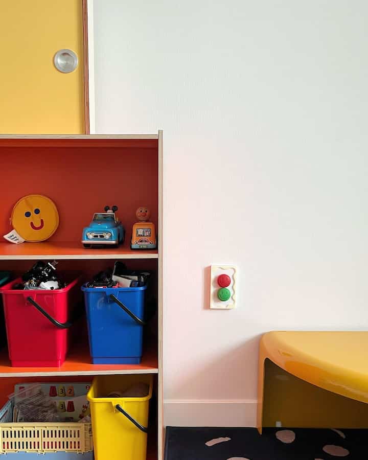 Saya sering mengambil gambar di kamar anak saya.
Outletnya agak mengecewakan~ Jadi 
Ini adalah sampul outlet yang saya terima. 
Warnanya juga lucu 
Ini cocok dengan banyak ruang. 
#ReviewProduk #KamarAnak #InteriorKamarAnak #KamarAnak #DekorasiKamarAnak #DekorasiKamarAnak #FurniturKamarAnak #OutletCover #WarnaInterior