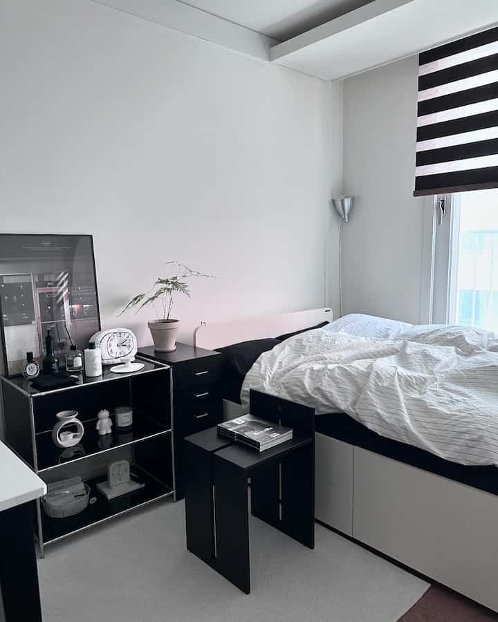 Little by little, Yujae Home is ready for spring 🙂🖤

The asparagus that came in during the winter has grown well,
and I changed the bedding to a light straight pattern.
The black chair is a useful piece of furniture that can be used as a stool or a chair, so it's a piece of furniture that satisfies just by looking at it! 🖤🖤

Instagram @uu.jae_

#Black and White #블랙앤화이트인테리어 #모노톤 #모노톤인테리어 #무채색 #무채색인테리어 #미드센추리 #미드센추리인테리어 #블랙인테리어 #블랙가구 #의자추천 #인테리어소품 #오늘의집크리에이터 #예쁜템최고야 #오늘의우리집