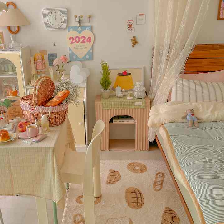 ベージュの色調の寝室、木製ベッドとチェック柄のテーブルクロスが配置された暖かい雰囲気のインテリア