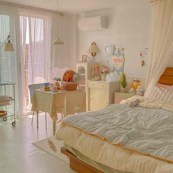 白とベージュのトーンの寝室、ベッドとおうちカフェテーブル、ラブリーな小物が配置された雰囲気のあるインテリア