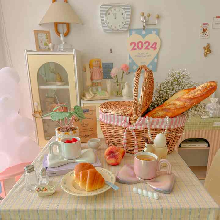 明るいパステル色調のダイニング、パンとコーヒーのあるカフェ風の雰囲気あるインテリア