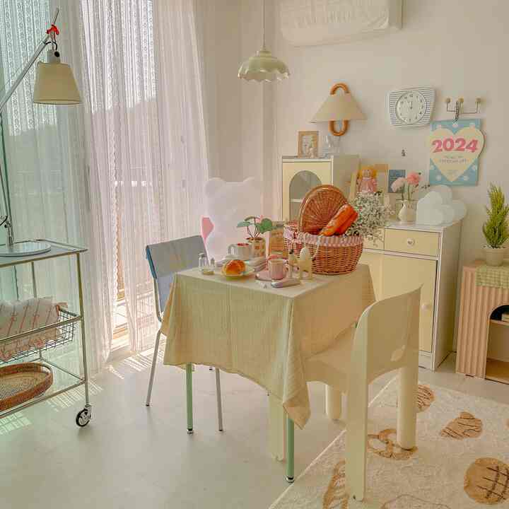 黄色と白の色調のダイニングルーム、テーブルと椅子、自然な小物が配置された雰囲気のある空間