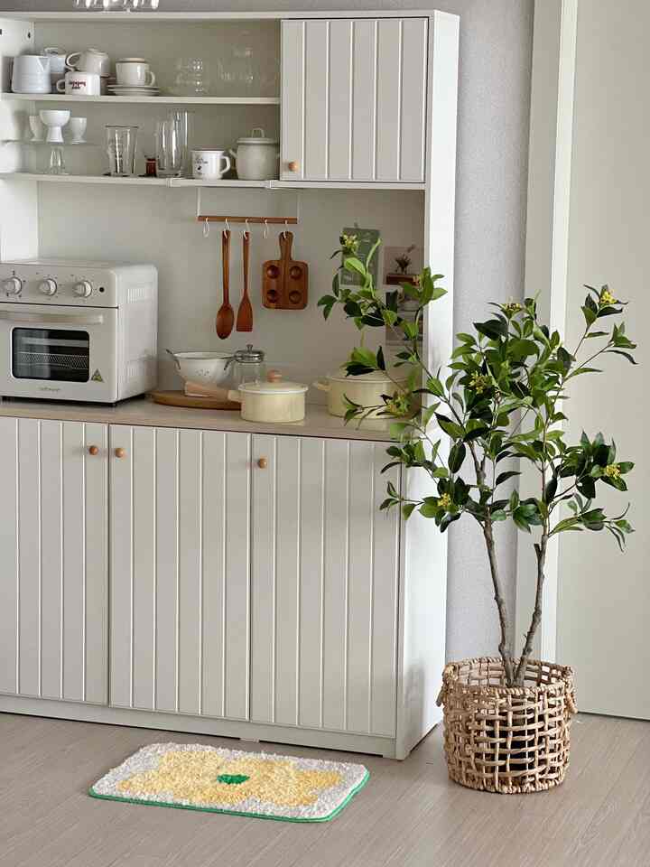 A doormat and a harmony tree with spring flowers as a focal point
A kitchen and living room that are brightened up thanks to a doormat with flowers drawn on it
When cute things start to catch your eye... This is really... a big deal...

#doormat #주방발매트 #욕실매트 #욕실발매트 #침실매트
#kitcheninterior #거실인테리어 #조화나무 #주방수납장 #감성주방