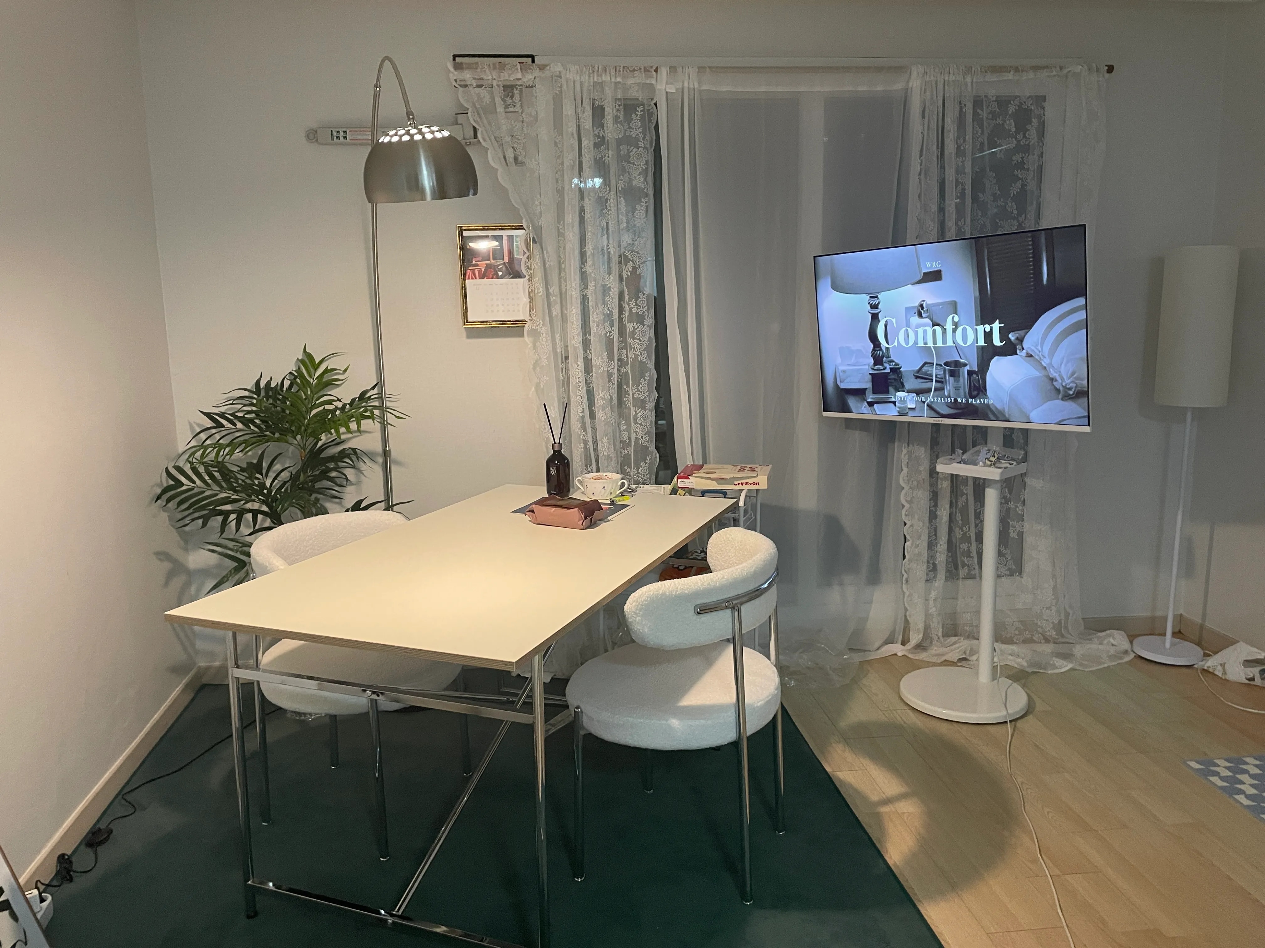 Point Chrome Mid-Century Dining Table user photo