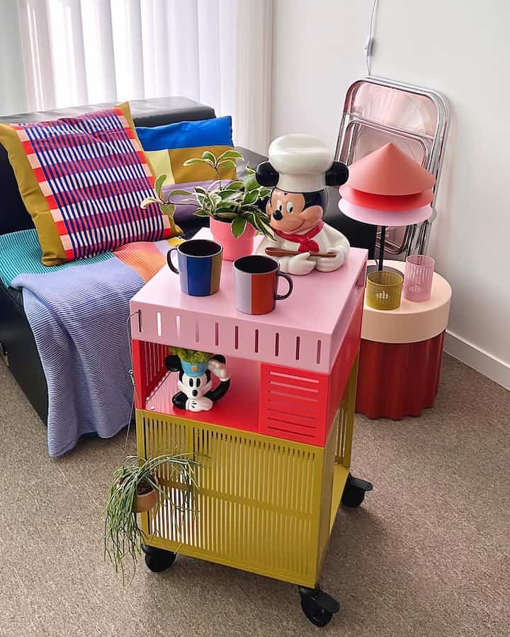 今回韓国IKEAに上陸したテサムマンズシリーズをいろいろ連れてきました。もう売り切れだというのにカラーラバーたちは早く走ってみてください！ :)❤️

 #이케아 #이케아조명 #트롤리 #한정판 #테삼만스 #카페트타일 #소파 #가죽소파 #홈데코 #홈스타일링 #거실 #미드센츄리 #미드센츄리모던 #컬러인테리어 #컬러 #ikea #bfd #sofa #color #interior