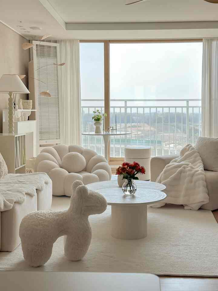 今週末の天気はとても良いです🌞
結婚式があって久しぶりにソウルを見てきました。
日があまりにも暖かくて暑くて汗をかきました💦

リビングルームの構造も変えて忙しい週末を過ごしました。
アイボリーでいっぱいのリビングルームに赤いバラポイントサイクル🌹

一生懸命動いたので、残りの時間はリラックスして過ごす必要があります☺️

。
。
。
#今日の記録 
＃北欧インテリア＃アパートインテリア＃リビングインテリア＃30ピエロインテリア＃新婚夫婦インテリア 
