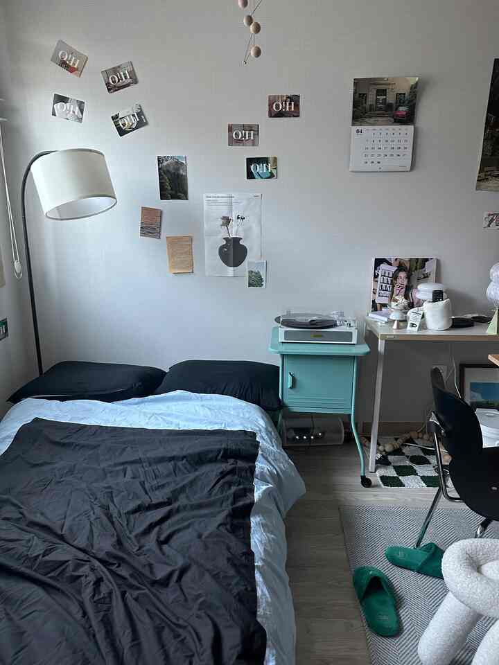 私の人生生地の寝具、gata island。値段はありますが、それだけ長く使って満足のいく製品なのでおすすめしたいです〰️バスラックは、材質とほこりが少ない寝具を探すならこれです！ ＃寝室の整理の終わりにパチパチ😇＃ファブリック寝具＃今日の私たちの家＃gata＃ワンルームインテリア＃オフィスインテリア＃照明おすすめワンルーム家具配置 #ホームカフェ #ホームカフェインテリア #デスクテリア #8平原ルーム #8平オフィステル #無彩色インテリア #lpプレイヤー  