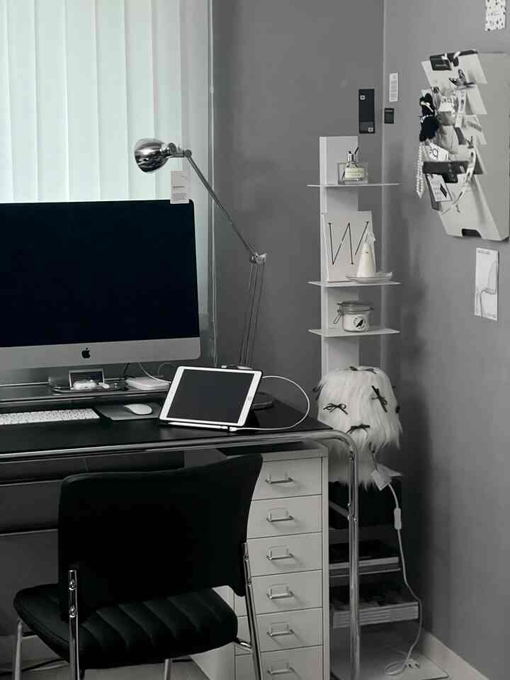 白とグレーのトーンで統一されたモダンなホームオフィス、黒いデスクとオフィスチェアが配置された落ち着いた雰囲気のインテリア