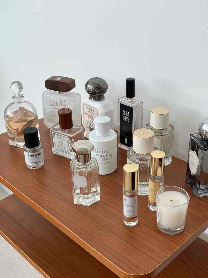 今週の天気は完全に春の雑菜。 。 🥹
こんなに暑くなると思うので、夏の来る前にふたたびまきやすい
春の天気にふさわしい香水たちをご紹介します。 。 ➿

🏷 エリック・ビューター・バッハ - セレスティアル・ジャスミン
🏷 アラビアン・オード - アッラート・アル・マスク
🏷 不利 - 公園での会話
🏷 セルジュ・ルテン - ニュル・ド・セロファン
🏷 クロエ(アトリエ) - ロサ・ダマセナ、バーベナ
🏷 レジム・デ・フルール - グラス・ブルーム
🏷 フロリス・ロンドン - ブーケ・ド・ラレン、ホワイトローズ
🏷 ロレンツォ・ビロレシ - イペルボリア
🏷ジュリエットハズアーガン - 鎌アパルファム
🏷 ヒリー - ラマンディエール
🏷 非レイヤード - ダニエルズミルクバス

春だからグランジフォンシンフォンシンきれいで柔らかいフローラル系や
綺麗な爽やかな石鹸の香りがほとんどです。

撮ってみるとグリーン～フレッシュ系の香りが少なすぎて見えますが、
その友人たちは夏に紹介することを。 。 。 ！  #봄향수추천 #니치향수 #봄향수 #perfume #scent #fragrance #fragrances #줄리엣해즈어건 #로렌조빌로레시 #레짐데플뢰르 #여자향수 