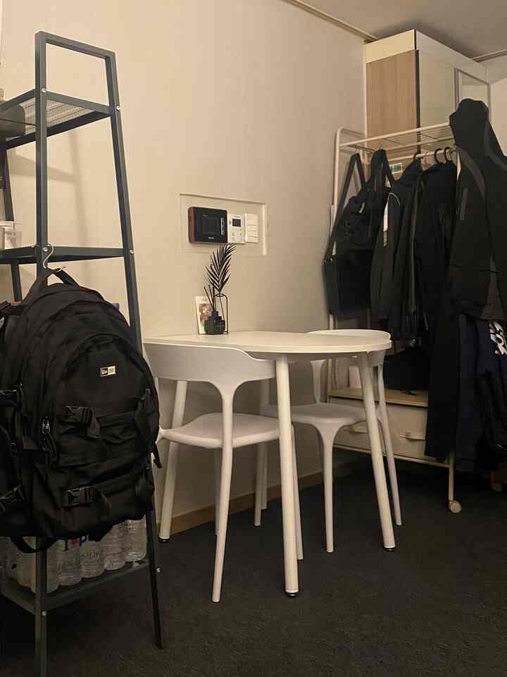 白と茶色の色調の6坪ワンルーム、シンプルなダイニングテーブルと椅子が配置された落ち着いたコンパクトな空間