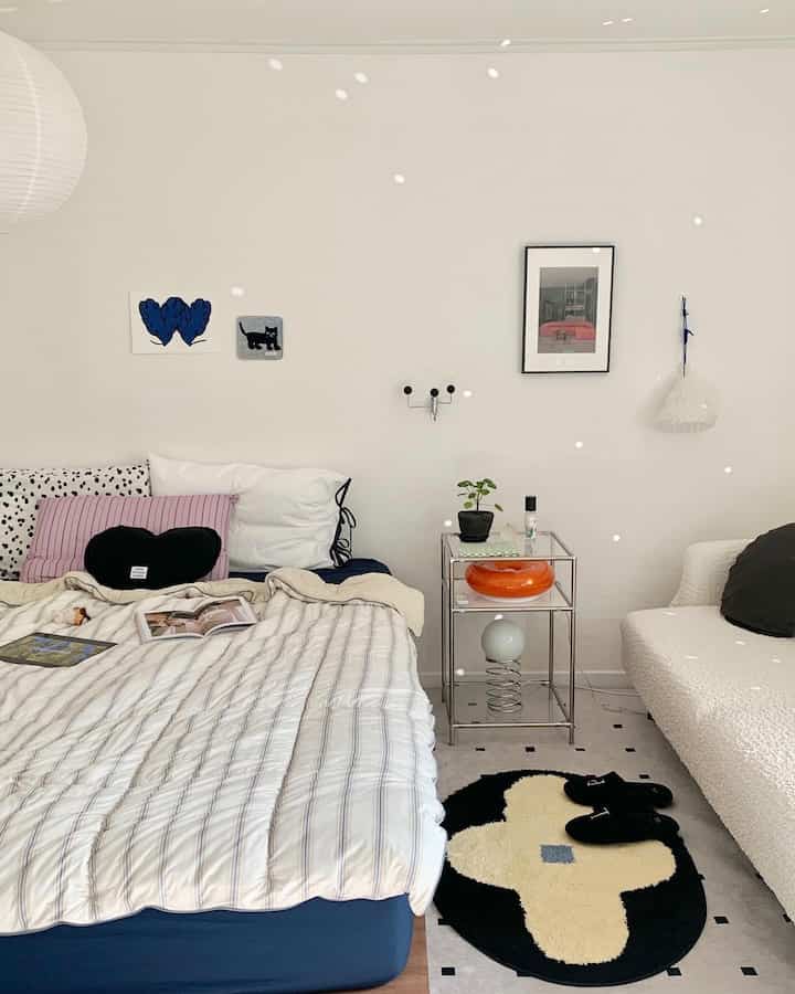 Debu halus lebih baik dari kemarin😷
Beri aku udara segar di pagi hari
Saya menggulung tempat tidur dan menaburkan sedikit fitoncidal di atasnya.
Jumat pagi yang menyenangkan😄

Saya menggantungkan bola cermin di jendela.
Di hari yang cerah, pagi hari selalu cerah✨

Sangat disayangkan terjadi hujan di akhir pekan😭
Selamat hari Jumat🌸🌼

#Pembersihan selesai hari ini #오늘의우리집 #집에서제일바빠 #나도크리에이터 #맞팔 #침실인테리어 #침실꾸미기 #침구인테리어 {7 #Penggantian tempat tidur} #구축인테리어 #구축리모델링 #러그카페트 #러그인테리어 #헤이조명 #미러볼 {14 #Sarung bantal} #봄인테리어 