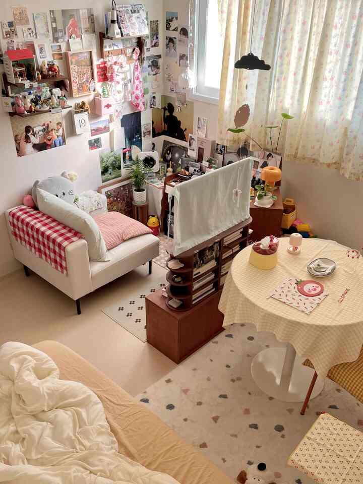 Square bedroom | Furniture arrangement to divide the space
4 photos from the corner of the room🤎
Wood, yellow, red warm warm🤎💛❤️
April is the month when I want to hold on to spring. But I like it until May >,<

Summer... Just thinking about it🥵

#Busiest at home #자취 #공간 #침실 #가구배치 #공간활용 #틈새공간 #우드수납장 #모듈장 #모듈 #우드장 #우드선반 #벽선반 #벽꾸 #벽꾸미기 #우드 #우드인테리어 #따듯 #아기자기 #감성 #코지 #귀여운 #옐로우 #레드 #브라운 #셀프인테리어 #가벽 #가벽인테리어 #방배치 #가림막