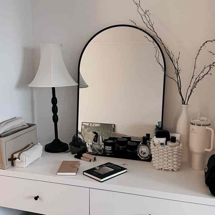 ＃私はフランスで🇫🇷に住んでいるかのように🫧
時々、外に出ると人も多すぎて車も多すぎて看板も多すぎて目と心が疲れませんか？私は外でたまった疲れを家ではほしいと思って家を頑張っています！その中でも私が一日を始めて仕上げる化粧台は私にとって本当に大切な空間です。

最初はホワイトとベージュで飾ろうと、なんかピンターレストからオールホワイトに黒の香りがすっきり！振りかける素敵なインテリアを見ました！そこで私もテレビ場の立場に黒いハンドルもついて、暗い枝が引き立つ植物も買って、似たような感じを出しました。

私が私を惜しみなく感じるように家を建てます。もっとインスピレーション🫧シェアのために合流！

＃ワンルーム＃自炊室＃ワンルーム装飾＃ワンルームインテリア＃ワンルーム化粧台＃化粧台＃化粧台ミラー＃学生＃20代＃20レンタルルーム＃8平 