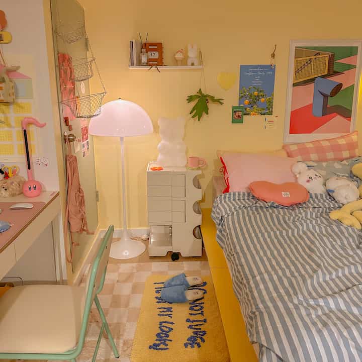 My favorite time = lying down in my room after work
How happy I am when I turn on the lights and watch dramas or movies~~
Time when I get a lot of happy energy in a colorful room
Precious, precious 🫶🏻

#Today's home #침실인테리어 #작업실인테리어 #취미방인테리어 #침구 #패브릭소품 #예쁜템최고야 #벽꾸미기 #조명인테리어